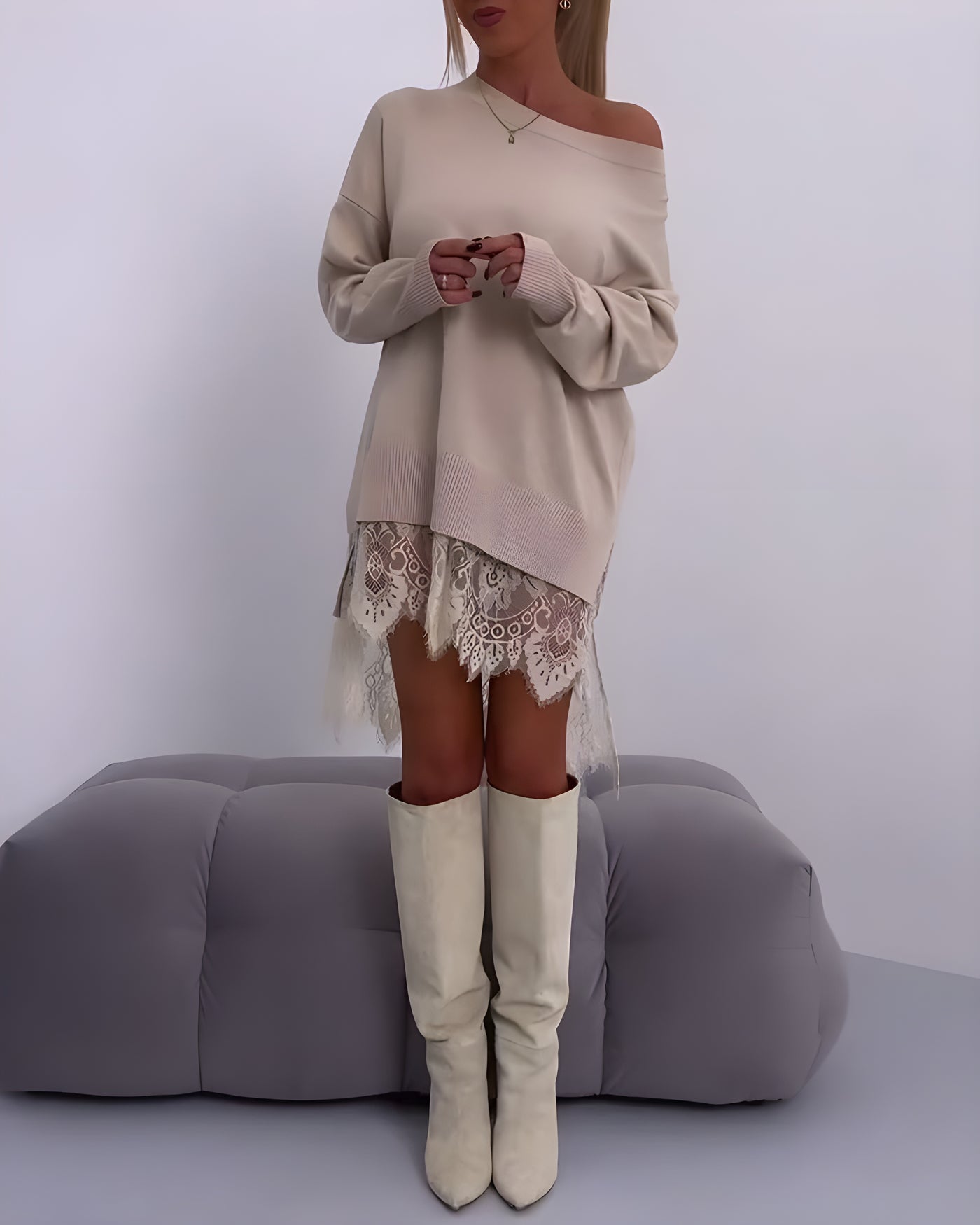 Cindy™ | Trendy Sweatshirt With Lace - Mid Length